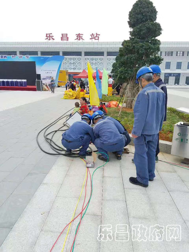 樂(lè)昌供電局保供電人員認(rèn)真做好保供電每一個(gè)步驟     曾林峰 攝