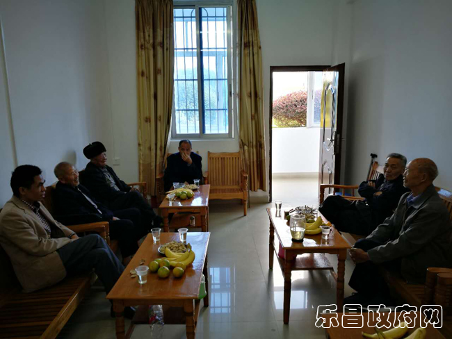 白石鎮(zhèn)召開重陽節(jié)退休老干部座談會(huì).jpg